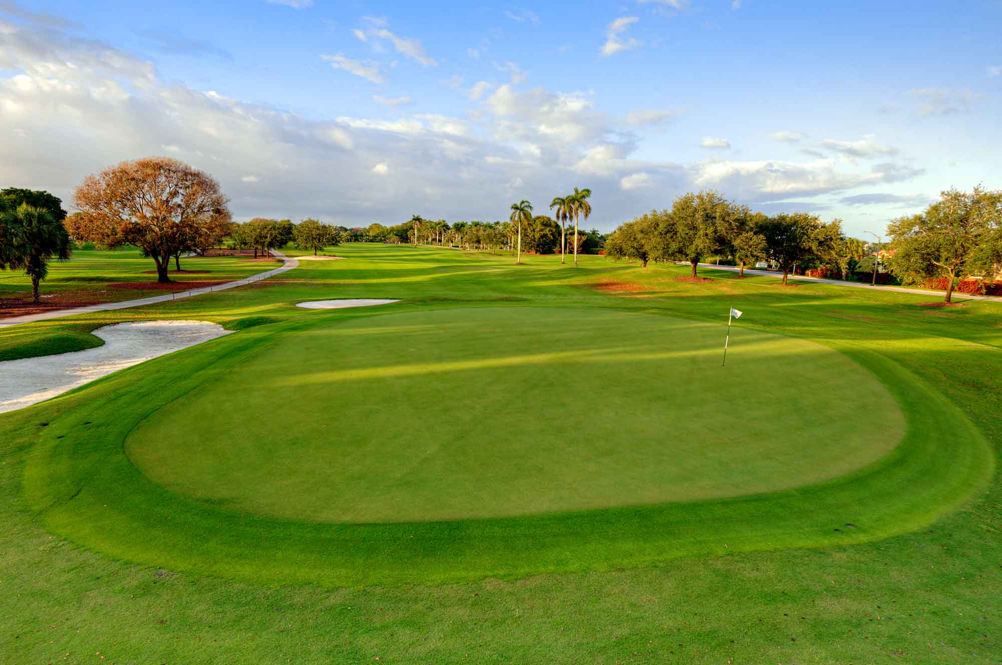 19th Hole display facing bar